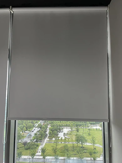 Tissu occultant pour rideaux de fenêtre